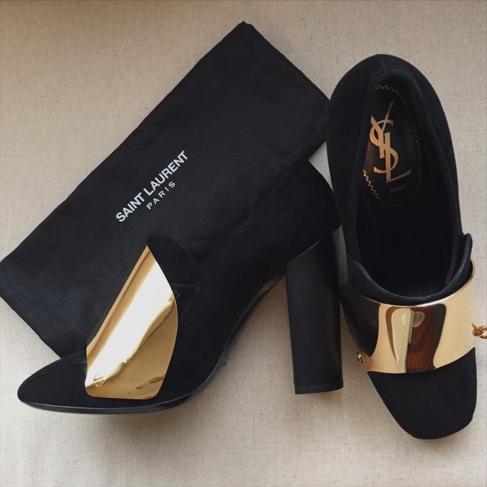 Yves Saint Laurent
Cardinal metallic suede pumps